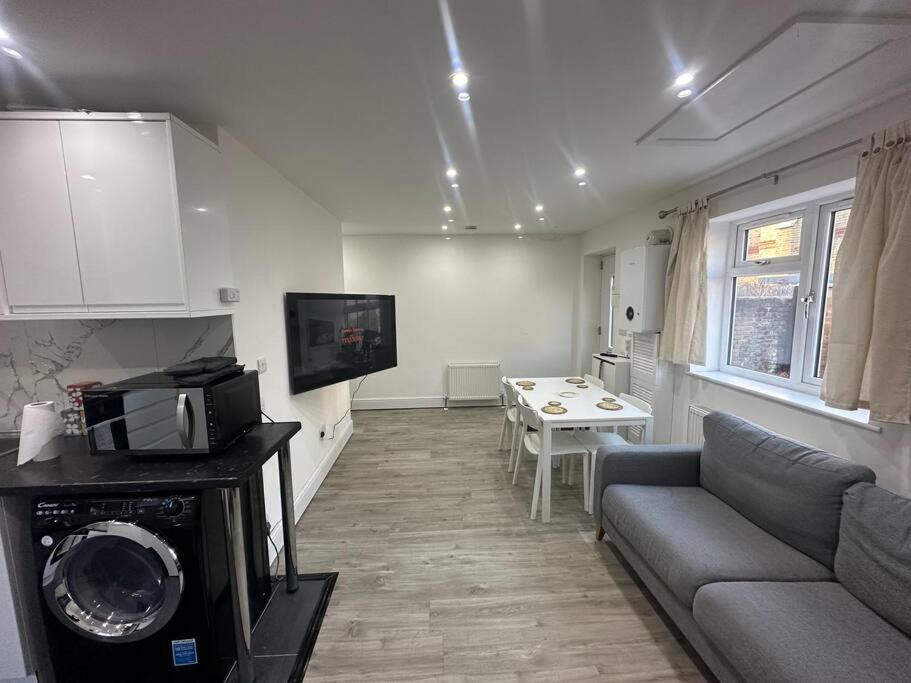 2 Bedroom House,Brownhillrd Se6 London Exterior photo